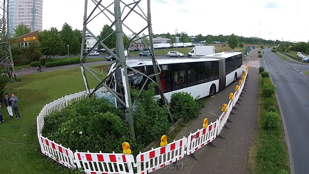 Schwerer Bus Unfall Koeln Porz Gremberghoven Neuenhofstr P625.jpg